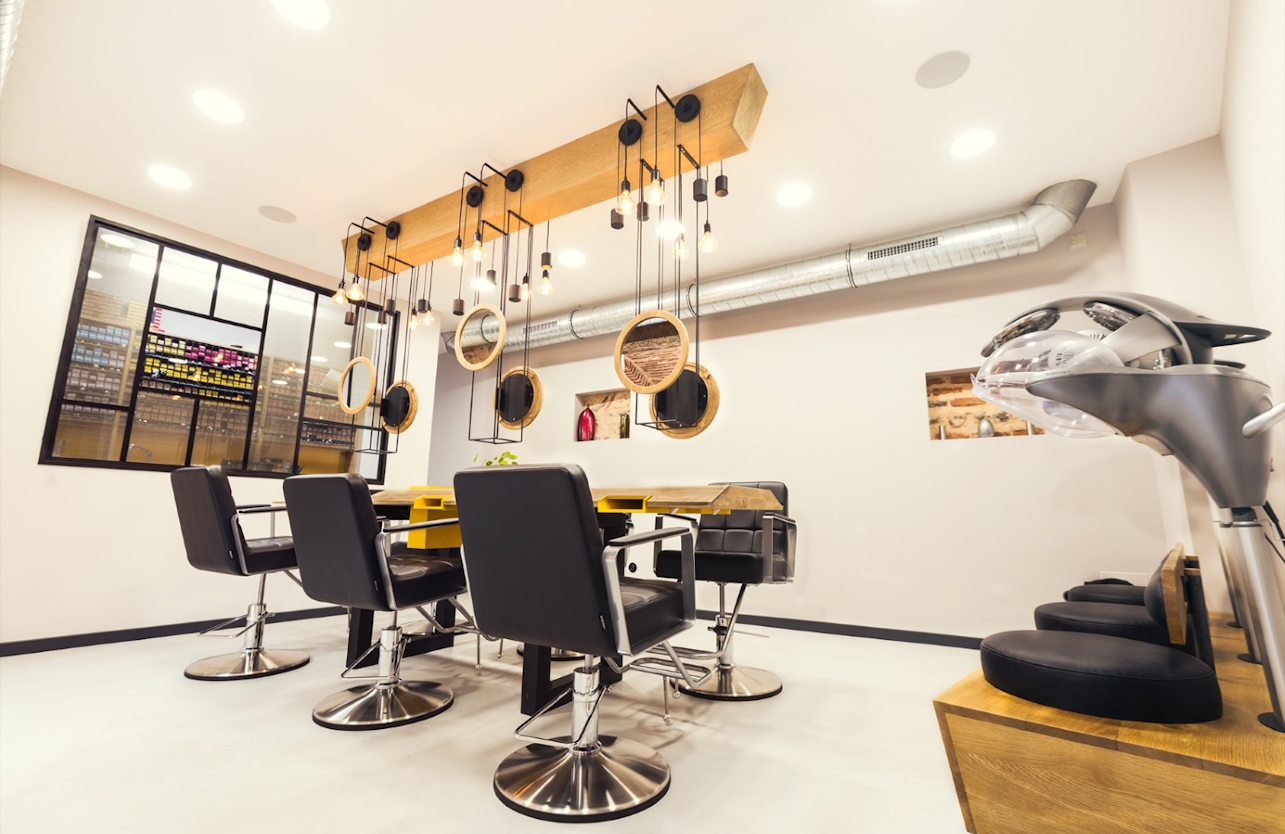 Pourquoi consulter un visagiste change tout ? L’expertise En Aparté à Perpignan – article du blog du salon de coiffure En Aparté à Perpignan